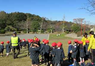 秋のお散歩　いい天気！年中組